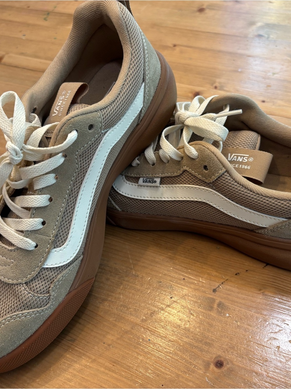 Vans Men’s Tan Sneakers with White Side Stripe and Gum Sole
